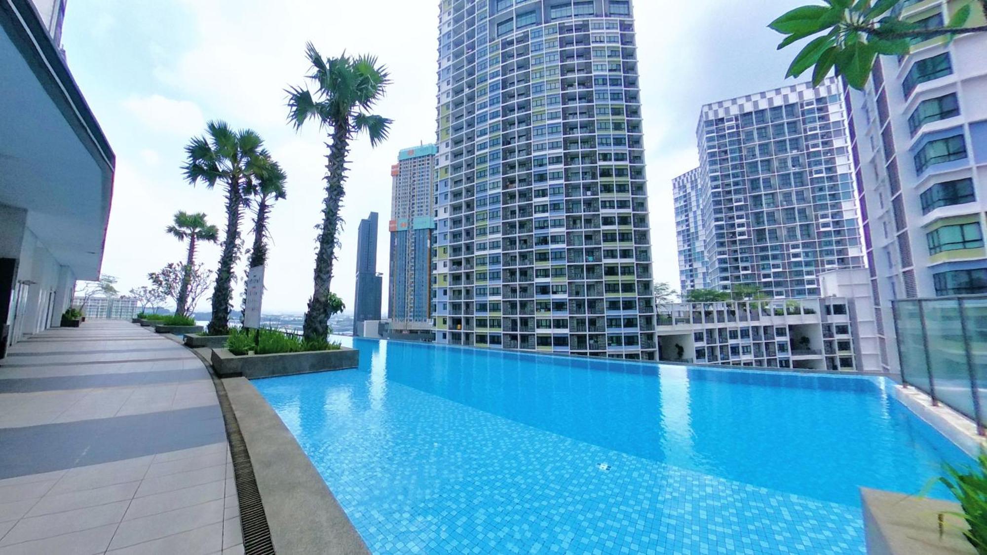 Apartment I-city Free Wifi 55inch Smarttv Car Park Fit 5pax *